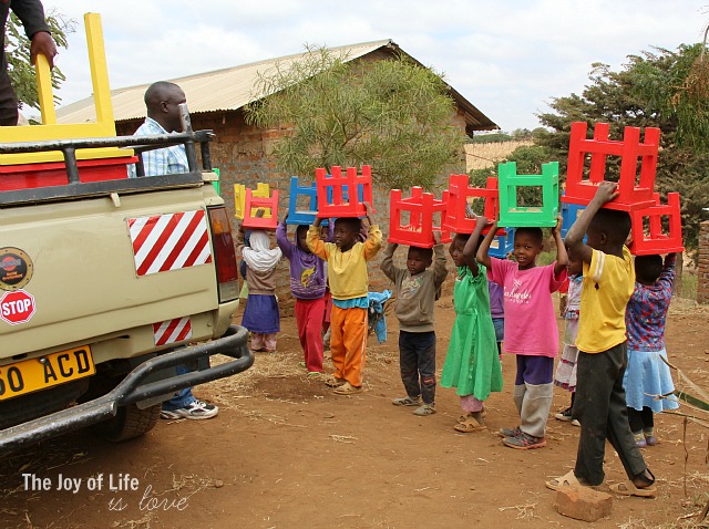 unloading-tables-and-chairs
