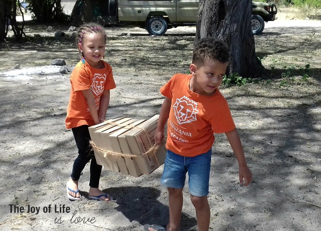 max-and-elly-carrying-lunch-boxes